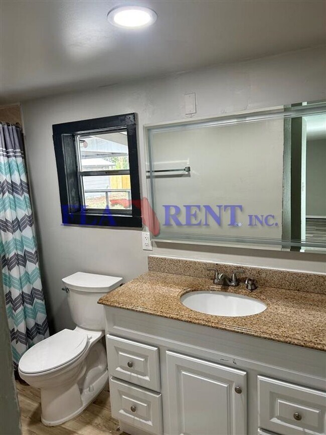 Building Photo - **3/2 lovely home with separate 1/1 In law suite**