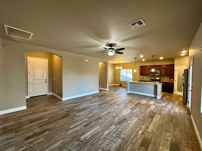 Foto del edificio - Gorgeous 3 bedroom, 2 bathroom home with 3 car garage