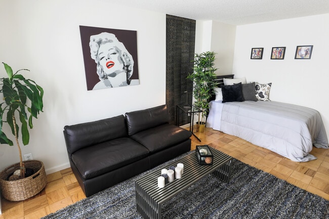 R STUDIO - The Seasons Apartments