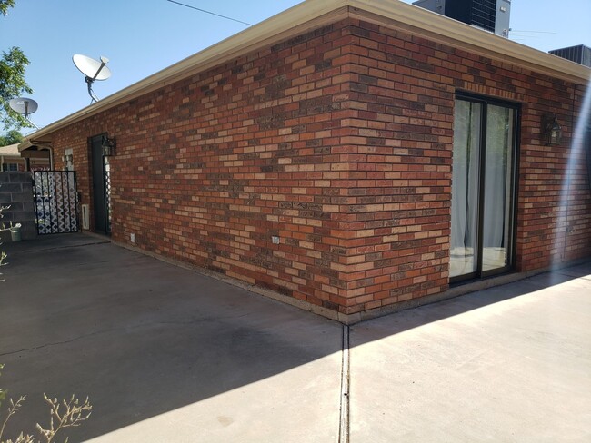 Building Photo - 2 Bed 2 Bath Home End Unit