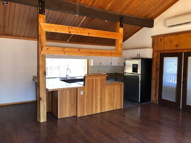 Foto del edificio - Custom Forest Home with ADU on 9.6 Acres!