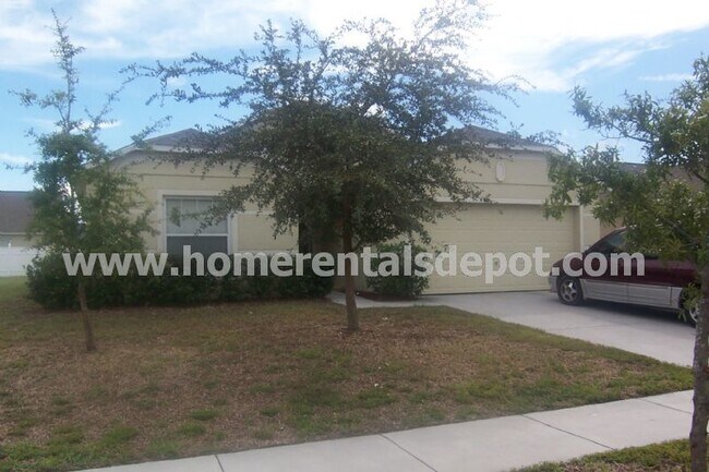 Foto del edificio - *PRICE REDUCTION* Spacious 4 bedroom home with 2 full bathrooms in Kissimmee – Your 1,816 Sq. Ft....