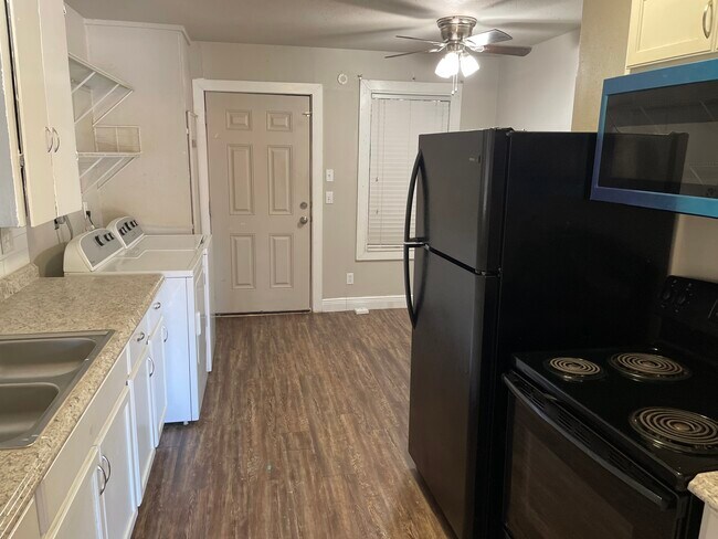 Cocina/Comedor - 1318 W Blum St