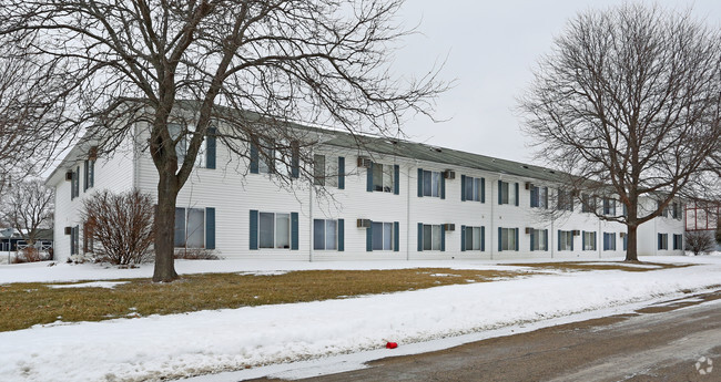 Building Photo - Colonial Manor