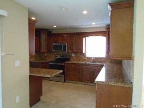 Foto del edificio - 881 NW 132nd Pl