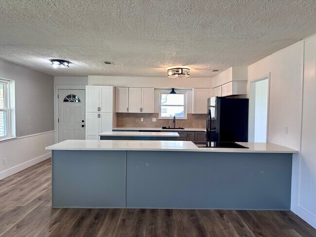 Foto del edificio - 108 Lakeshore Dr