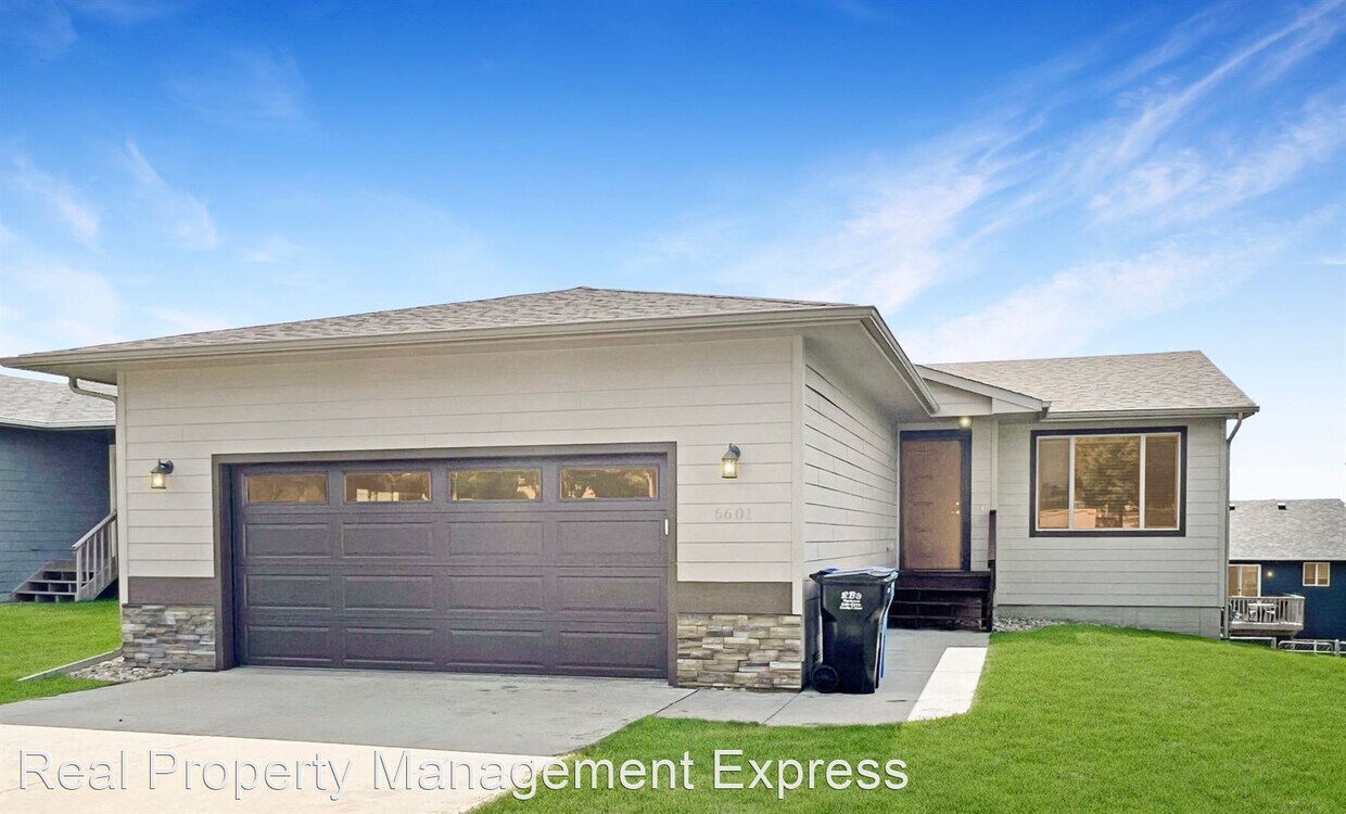 4 br, 2 bath House 6601 W 5th St. House for Rent in Sioux Falls, SD