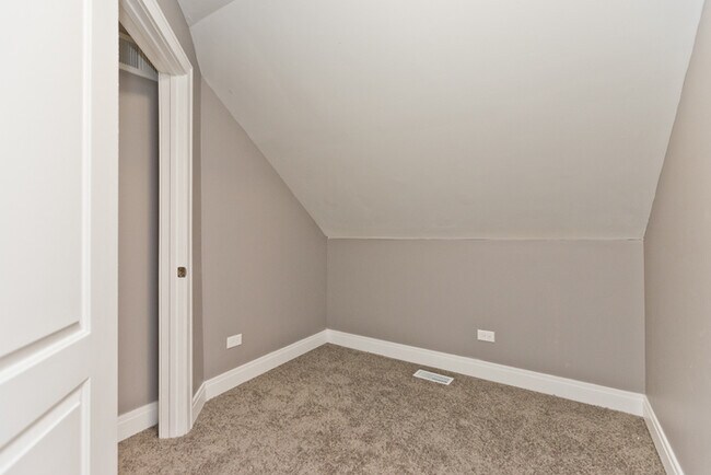 Building Photo - Beautiful 3B 2B in Humboldt Park right nex...