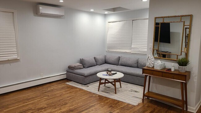 Foto del edificio - 558 E Park Ave