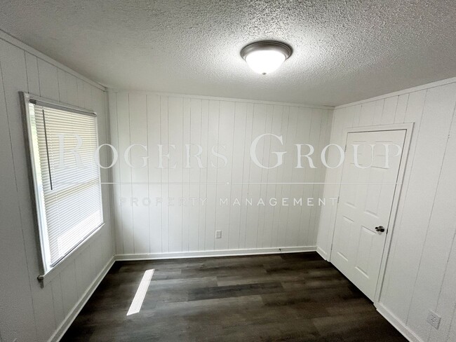 Building Photo - #450 - 413-415 Ridley St Duplex