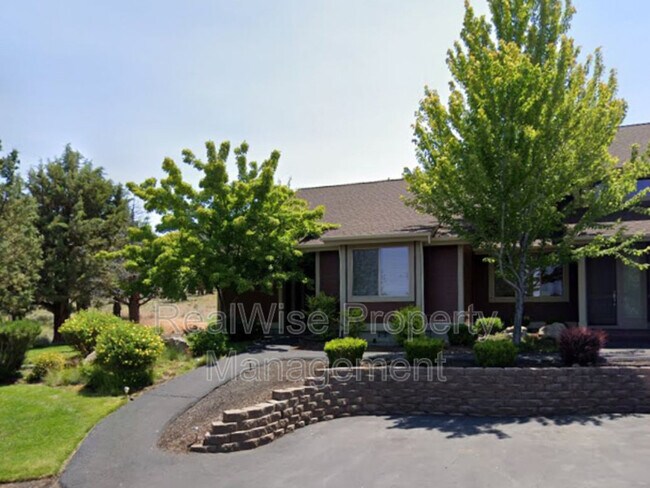 Building Photo - 1445 Highland Vw