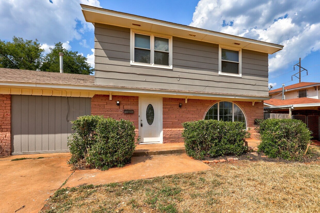 Primary Photo - 4 bed,2 bath home in OKC