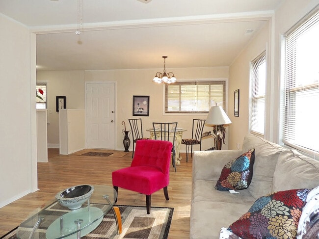 Building Photo - 3 Bed - 1 Bath Ranch for Rent in Bedford |...