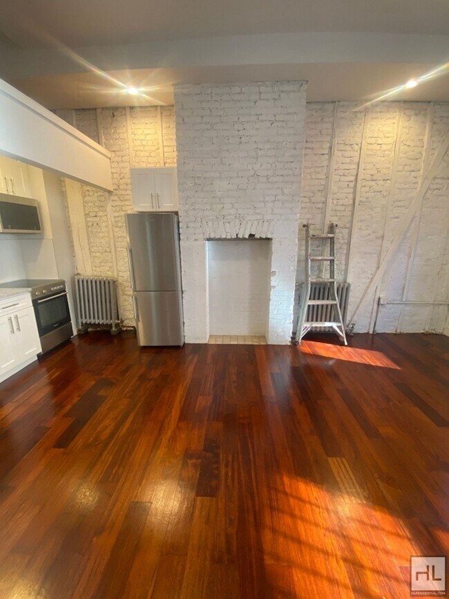 Foto del edificio - CENTRAL AVENUE / Spacious Bushwick 1 Bed 1-Bath