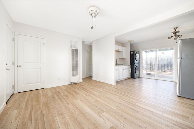 Foto del edificio - 767 Ball Ave