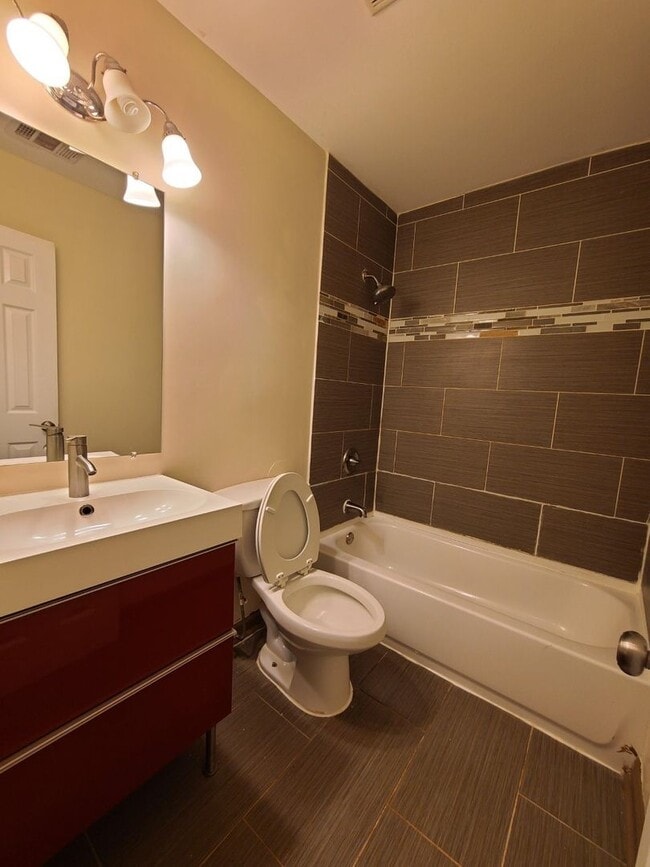Foto del edificio - Conveniently Located 3 Bedroom 1 1/2 Bath ...