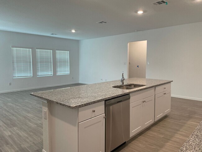 Building Photo - Instant Hot Water / Fridge / LARGE Backyar...