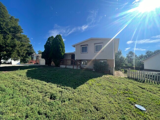 Front - 33 Minden Cir