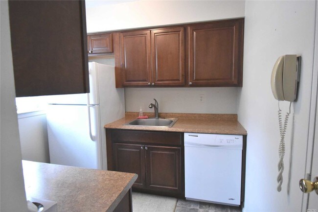 Building Photo - 1157 Village Dr