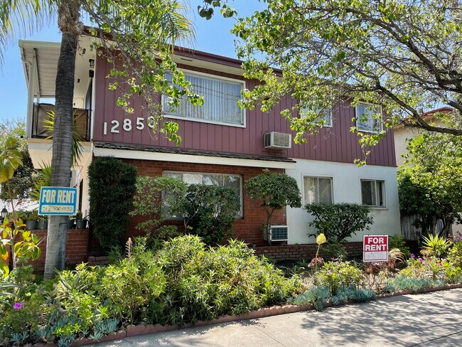 Building Photo - 12850 Oxnard St