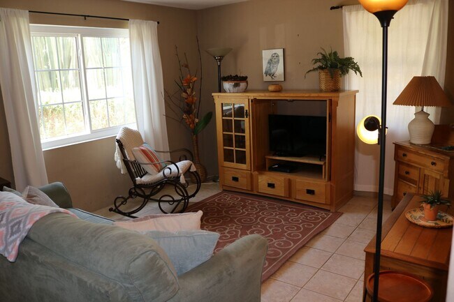 Building Photo - Two bedroom one bath fully furnished locat...