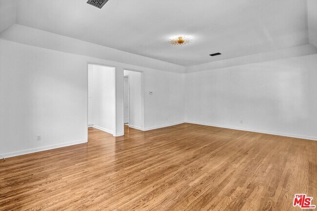 Foto del edificio - 350 S Roxbury Dr
