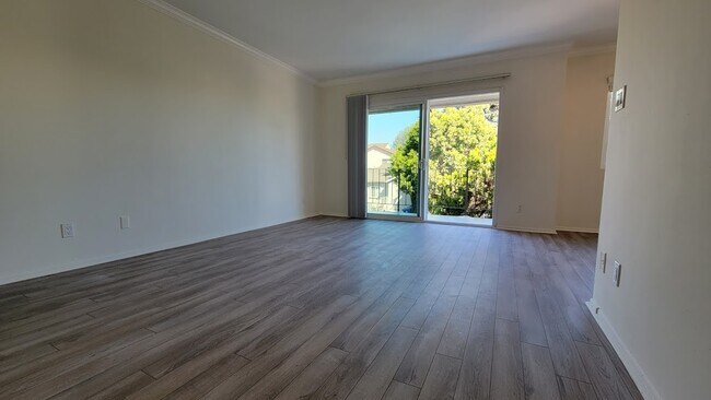 Foto del edificio - 12710 Mitchell Ave