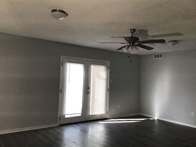 Building Photo - Spacious East Memphis 3 bedroom 2 bth home!