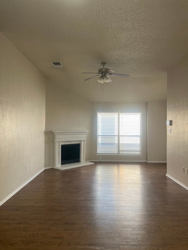 Foto del edificio - 3/2/2 Burleson ISD! fresh paint, New carpet ! 2 dining rooms, easy access to fort worth & 35