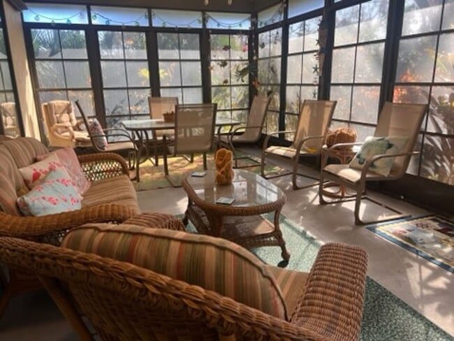 Building Photo - Bring your dog!  2 bedroom, 2 bath, Single family home in South Venice