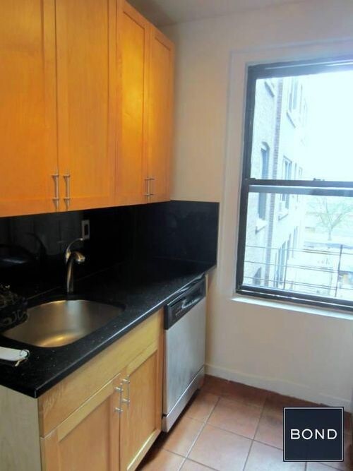 Building Photo - 350 W 55th St