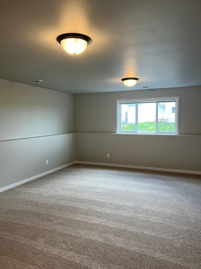 Building Photo - New 4 Bedroom/3 Bathroom House