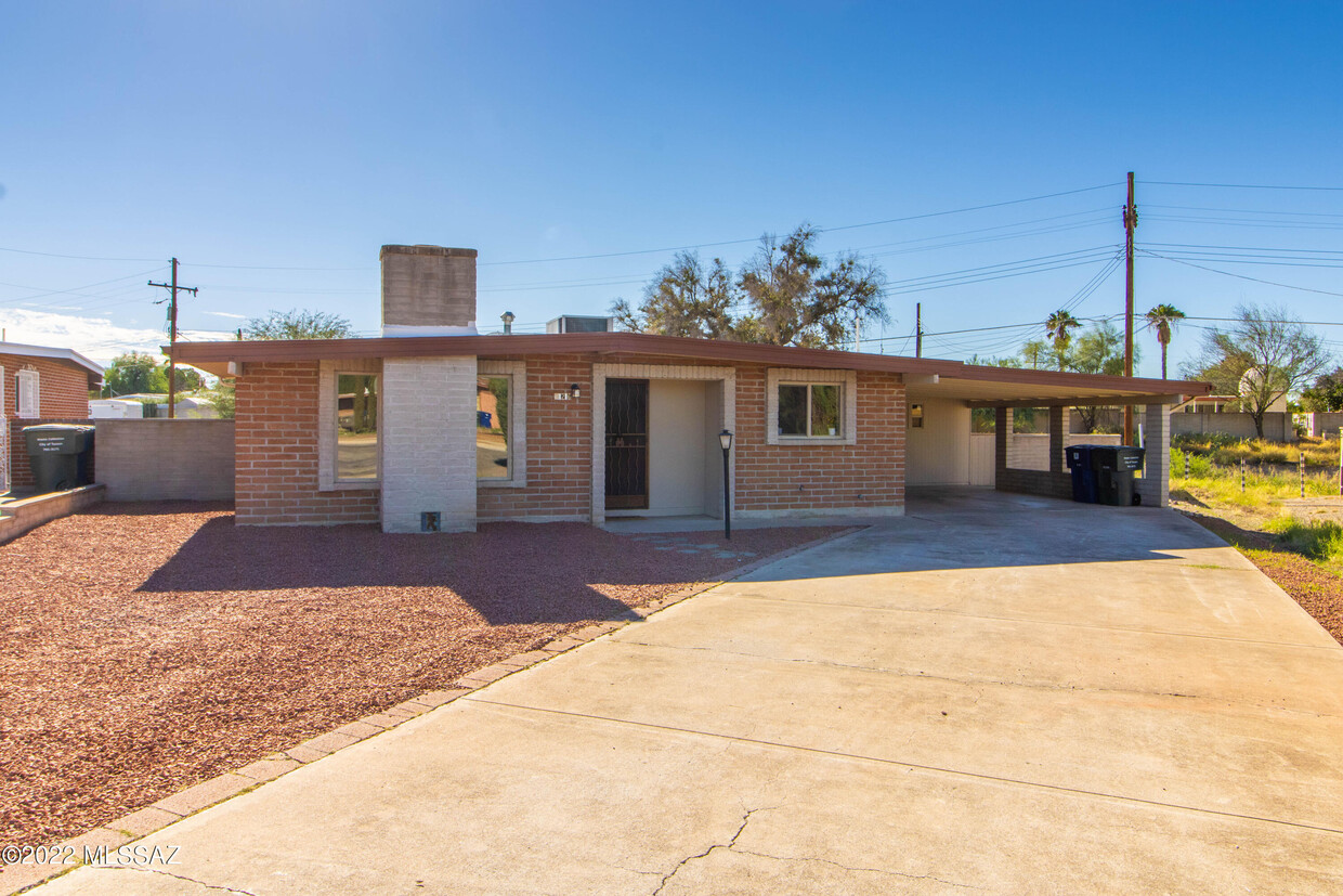 Primary Photo - 926 S Camino Seco