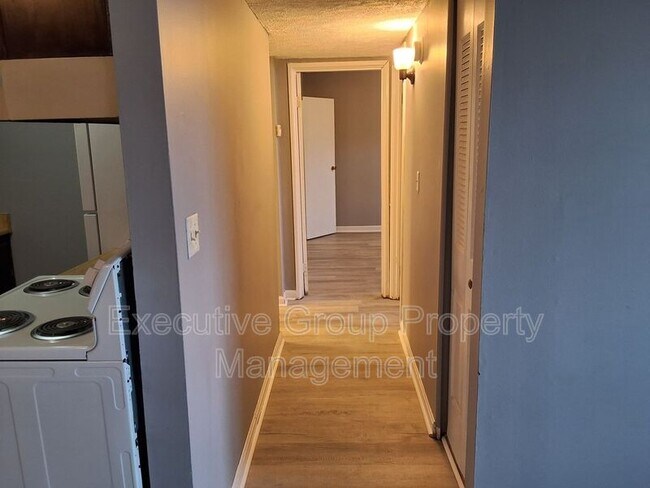 Foto del edificio - 345-14 ELMWOOD DRIVE