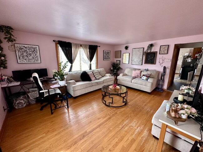 Foto del edificio - 3389 S Whitnall Ave