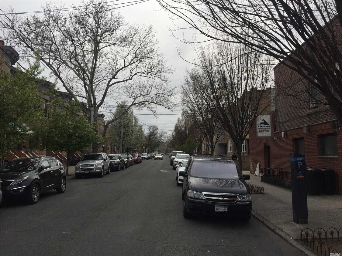 Foto del edificio - 66-22 Fresh Pond Rd