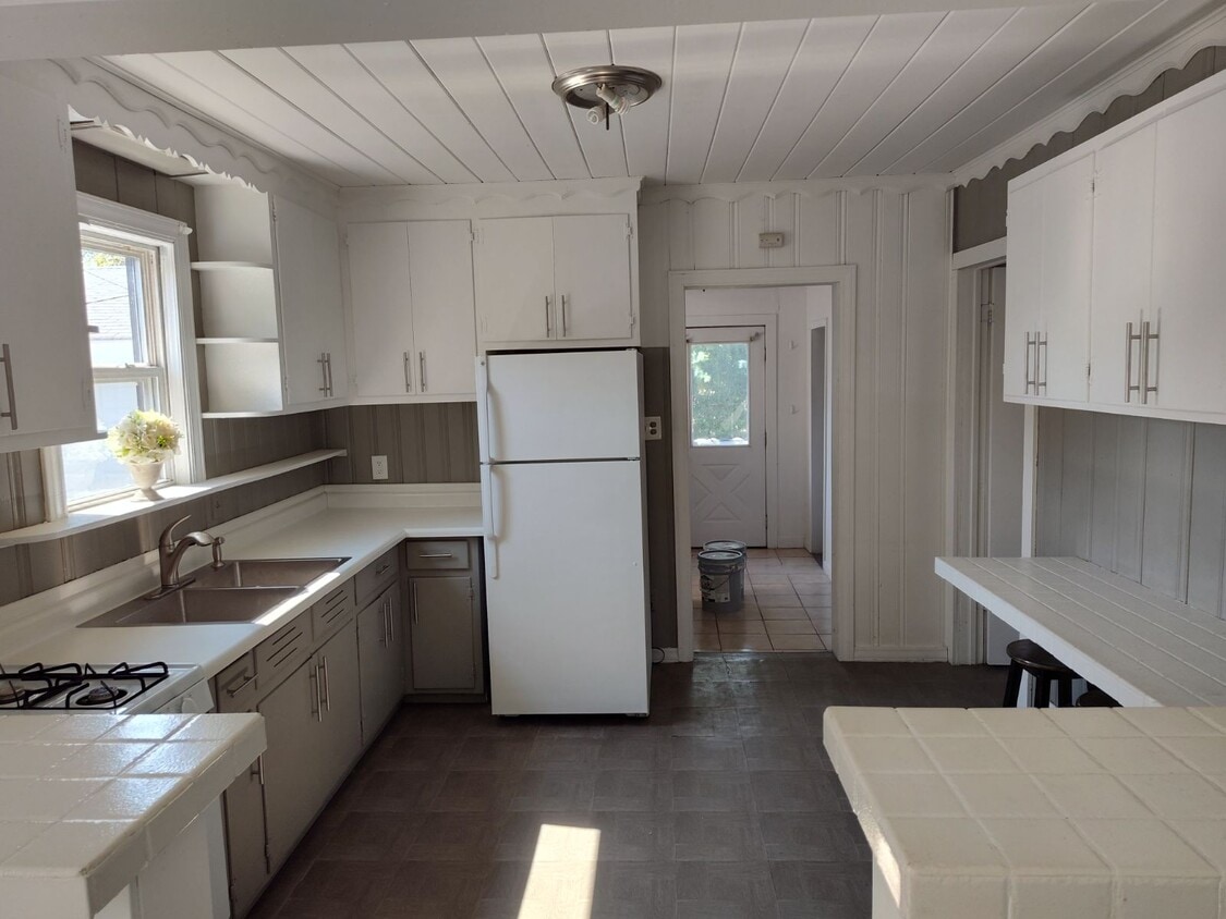 Primary Photo - 10850 Parkside Ave