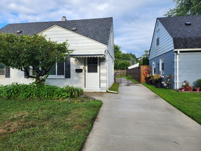 Building Photo - 22828 Almond Ave