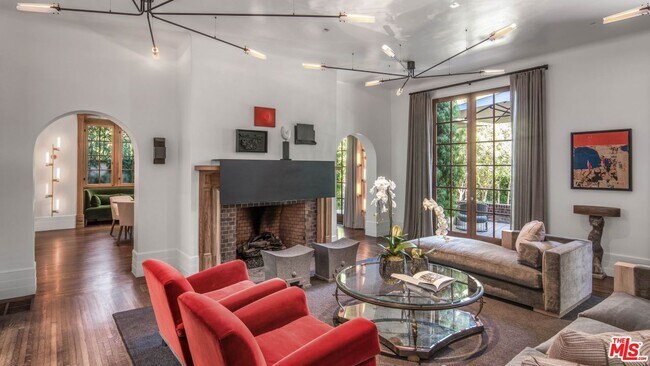Foto del edificio - 7065 Hillside Ave