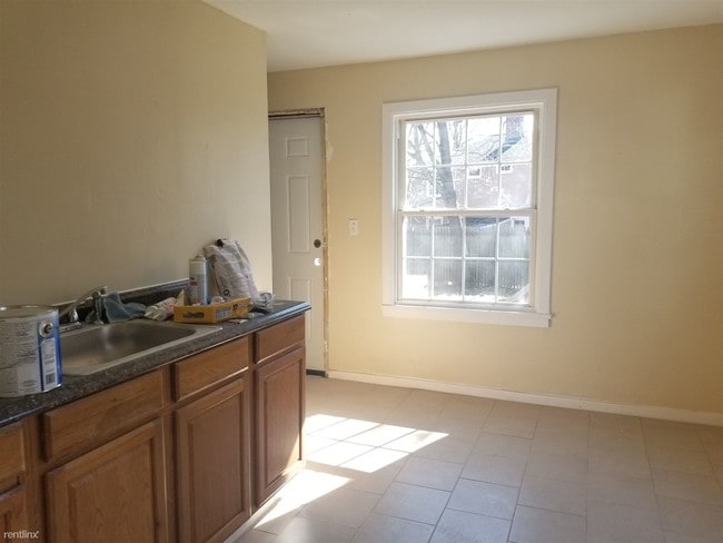 Building Photo - 2 br, 1.5 bath  - 12 Hilltop Rd 1L