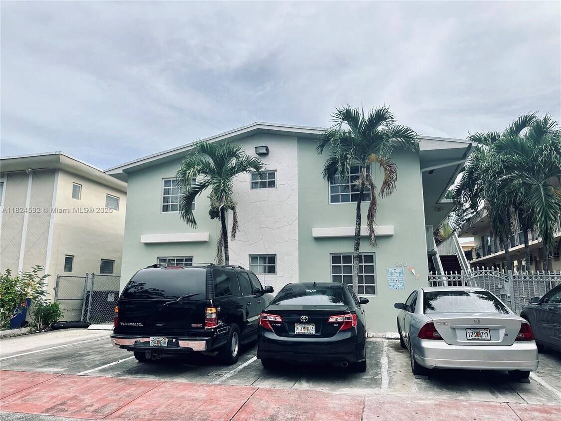 Foto principal - 950 Biarritz Dr