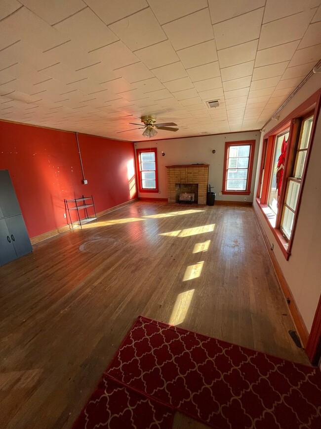 Building Photo - 3 bedroom 2 bathroom house