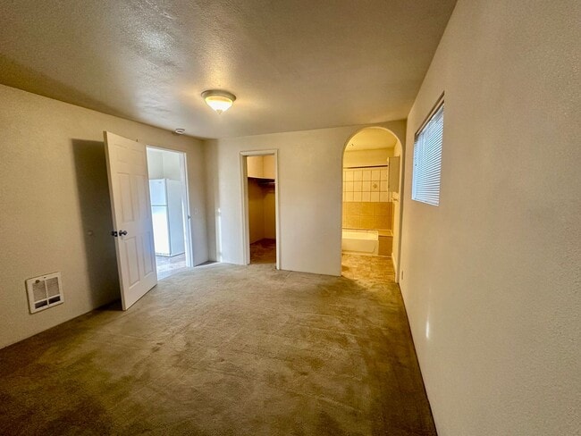 Building Photo - 3bdrm, 2 bath Family home with fenced yard, deck and RV parking!