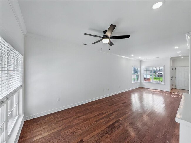 Building Photo - 904 Dixson St
