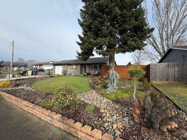 Foto del edificio - Must See Updated 3 Bedroom with Large Yard!