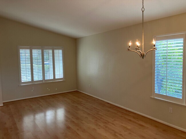 Building Photo - Roseville Ready!