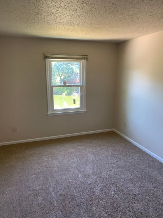 Building Photo - 4 BDRM 2.5 BATH WATERFRONT W/GARAGE