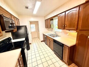 Building Photo - 2217 Indian Creek Dr