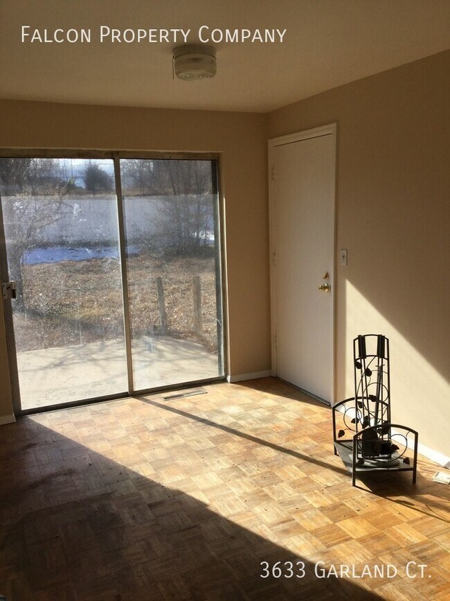 Building Photo - Great Centrally Located Single Family Home...