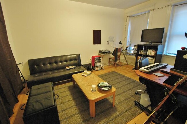 Foto del edificio - 58 Westland Ave